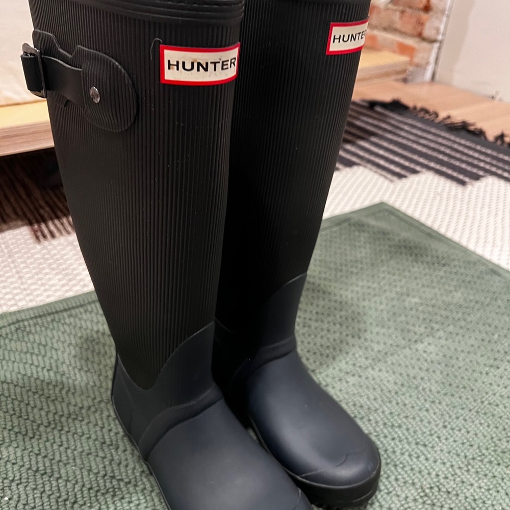 Special Edition Ribbed Hunter Navy Boots only worn twice!